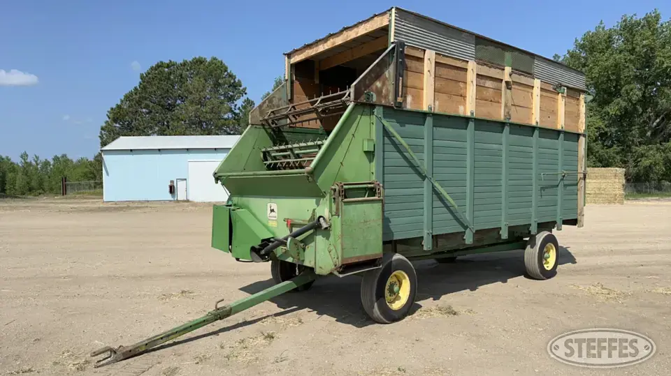 John Deere 216 Forage Wagon