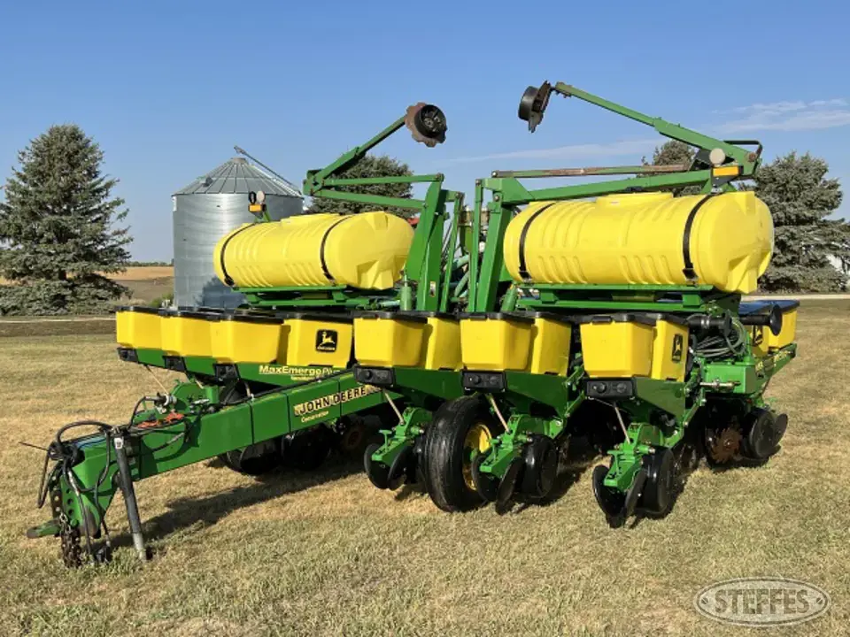 1994 John Deere 1760 12 or More Row Planter