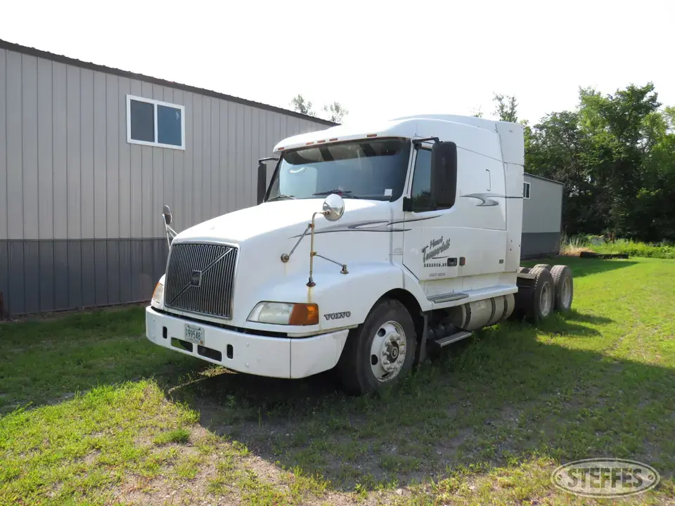 2000 Volvo VNL64 Conventional Truck with Sleeper