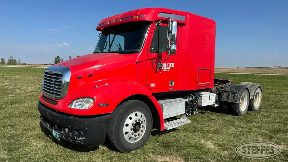 2007 Freightliner Columbia 112 Conventional Truck with Sleeper