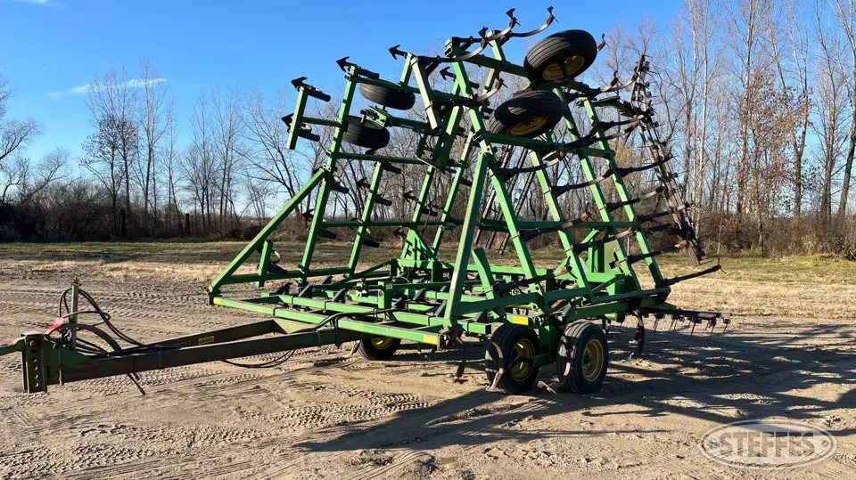 John Deere 960 Field Cultivator