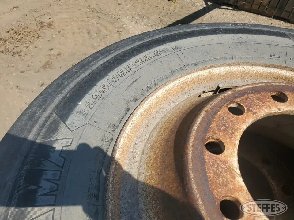 (4) 295/75R22.5 tires Truck Tire