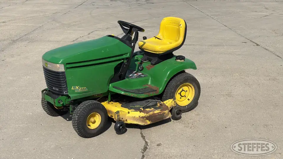 2004 John Deere LX277 Lawn Tractor
