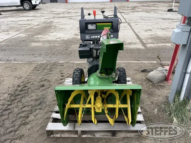 John Deere 828D