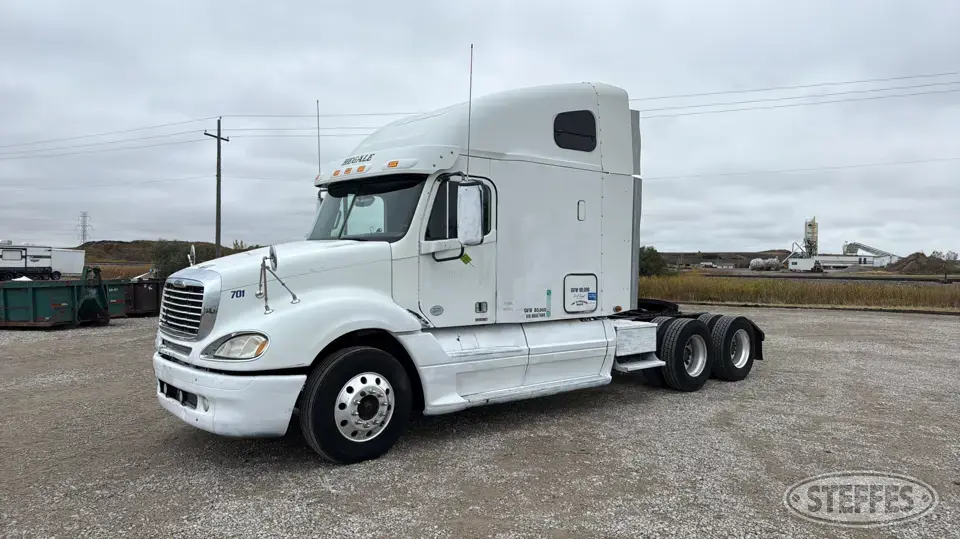 2009 Freightliner Columbia 120 Conventional Truck with Sleeper