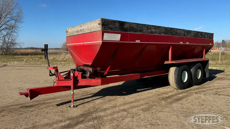Chandler Pull-Type Dry Spreader