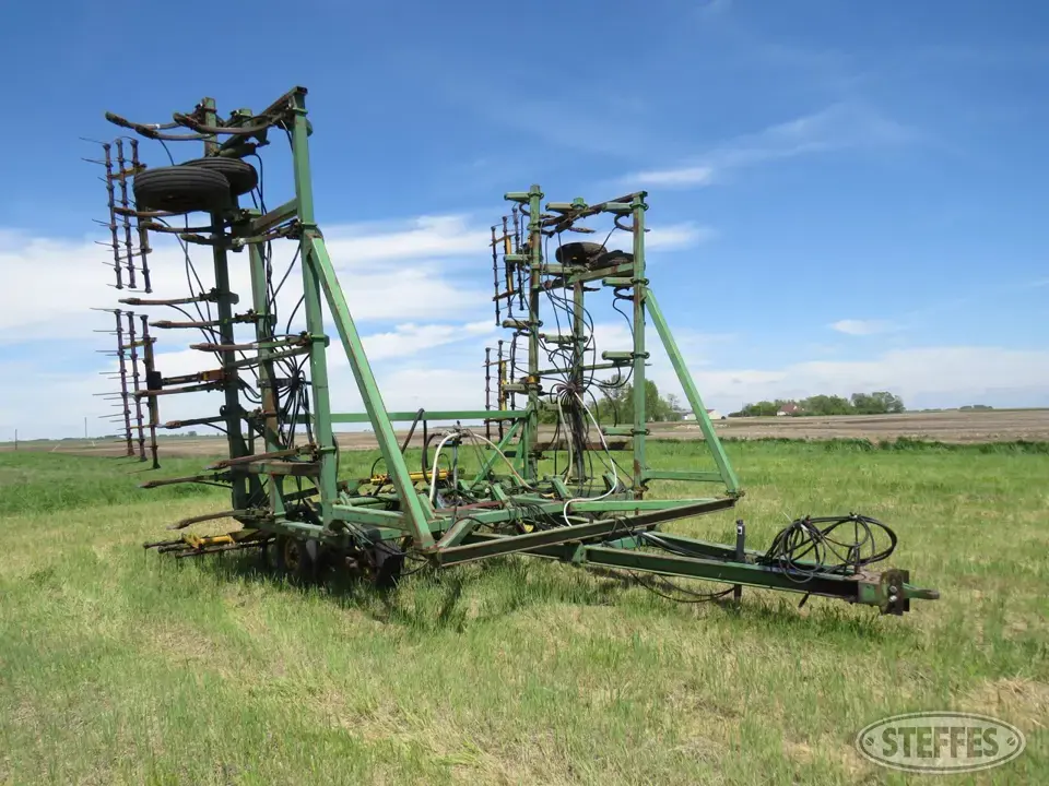 John Deere 1600 Chisel Plow