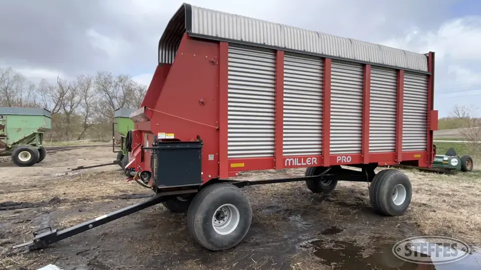 Miller Pro 5300 Forage Wagon