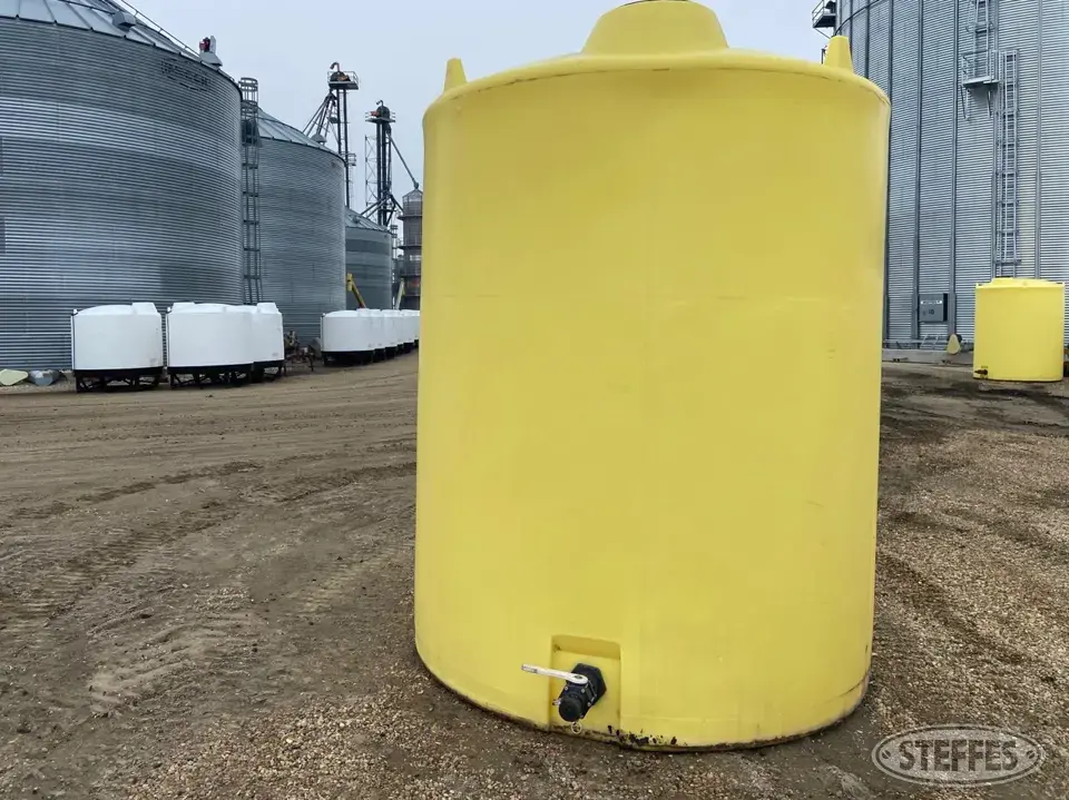 F/S Mfg. 3000 gal. Poly Tank