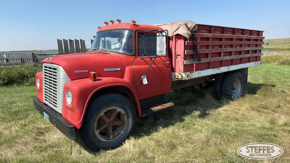 1973 International Loadstar 1600 Grain Truck