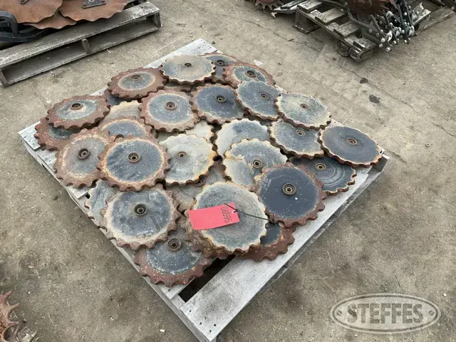 (36) Notched cast closing wheels