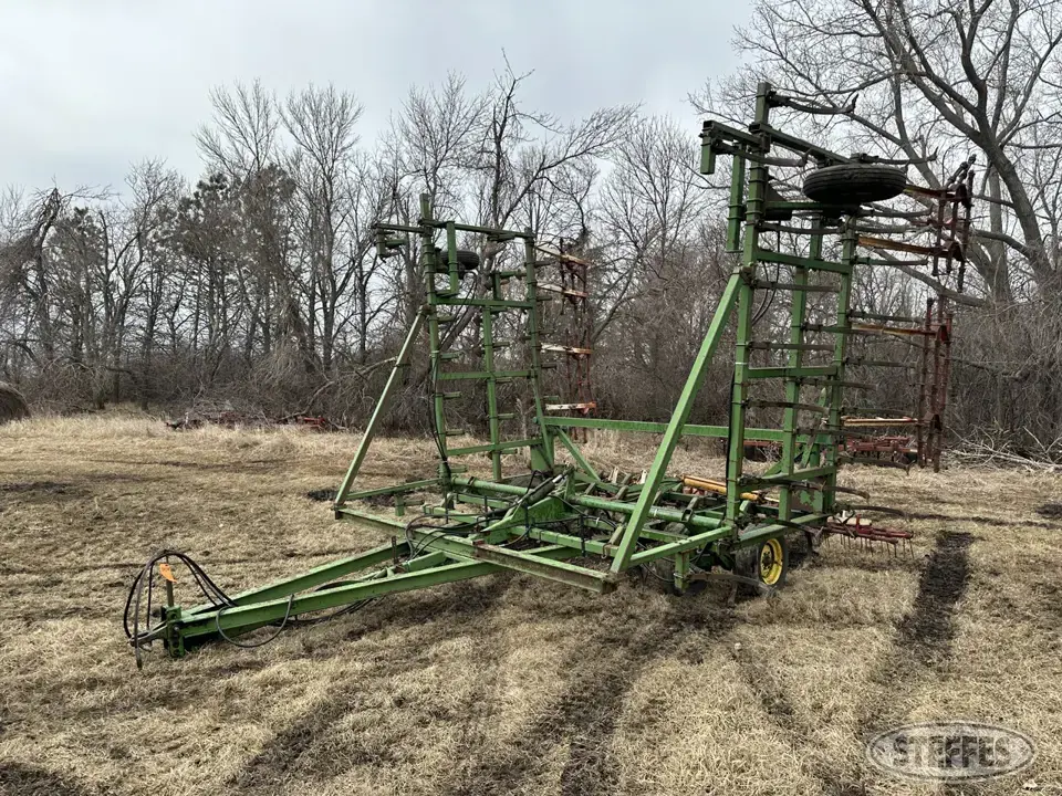 John Deere 1000 Field Cultivator