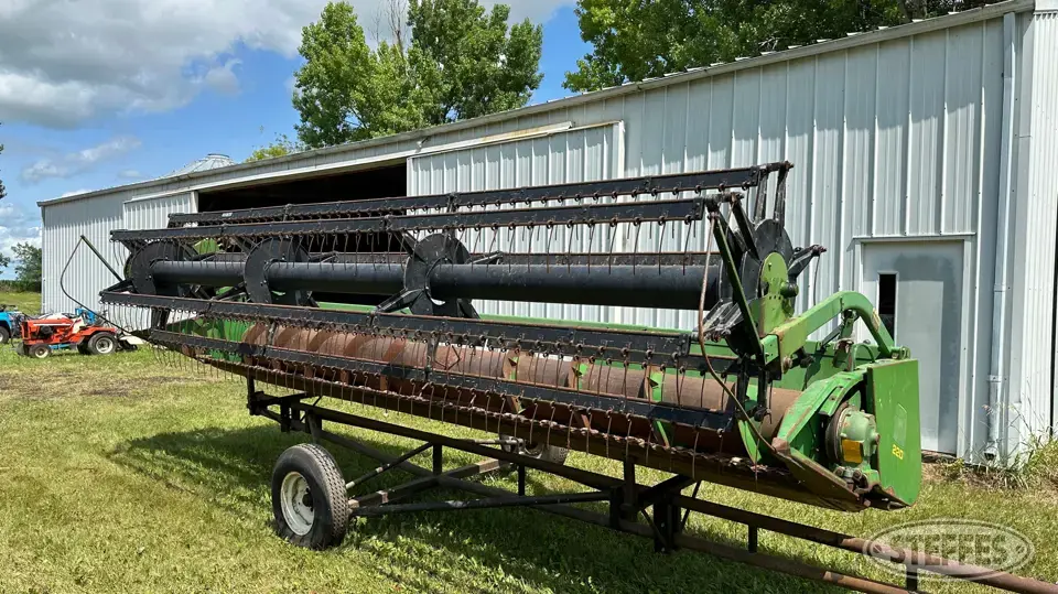 1984 John Deere 220 Rigid Head