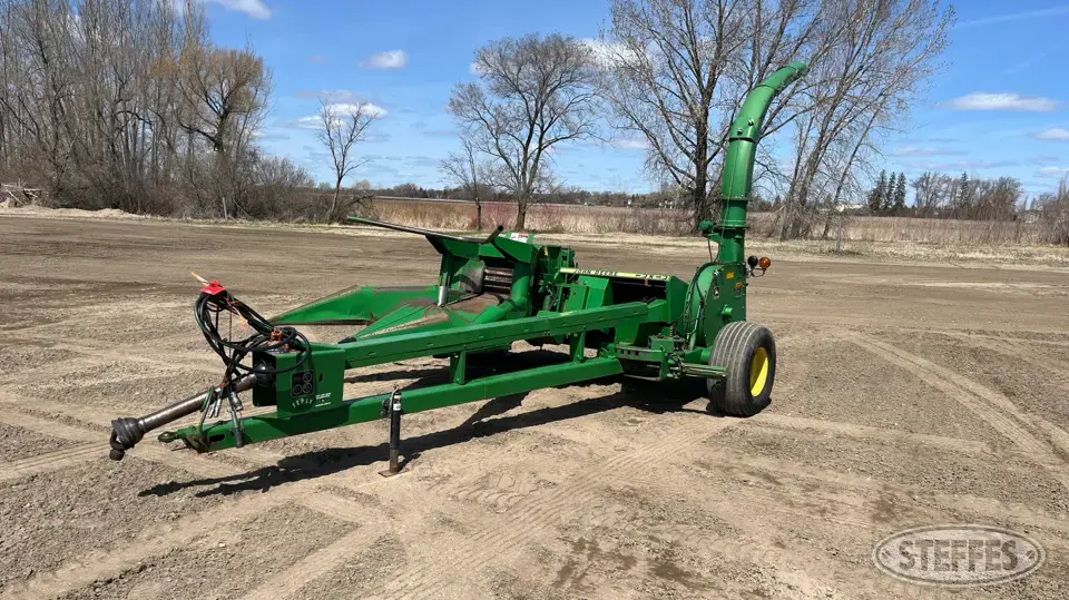 John Deere 3970 Pull-Type Harvester