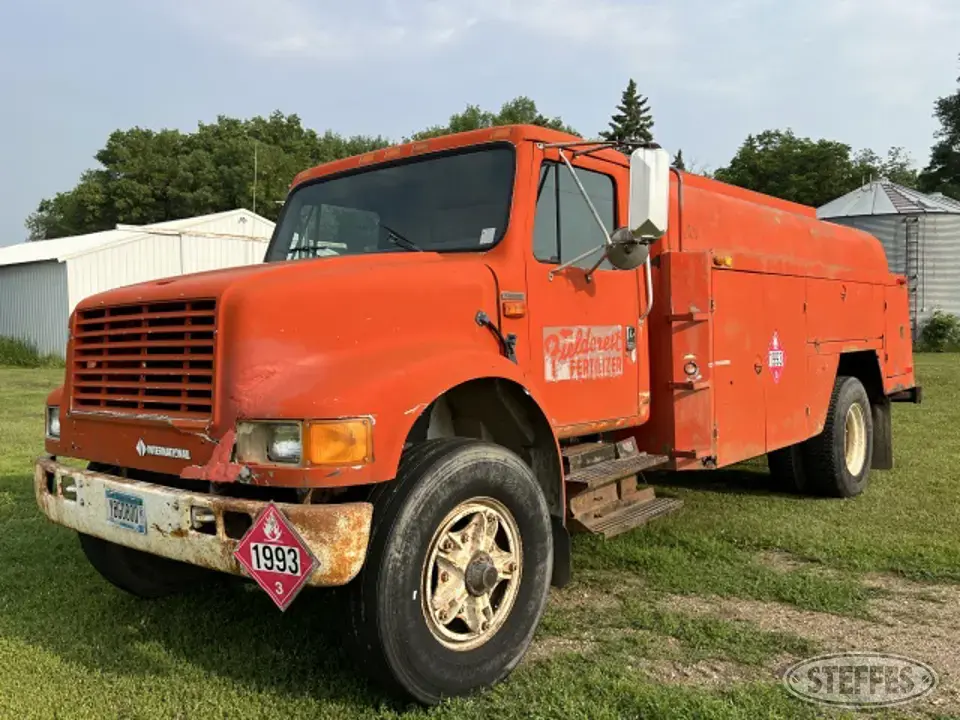 1991 International 4900 Fuel-Lube Truck
