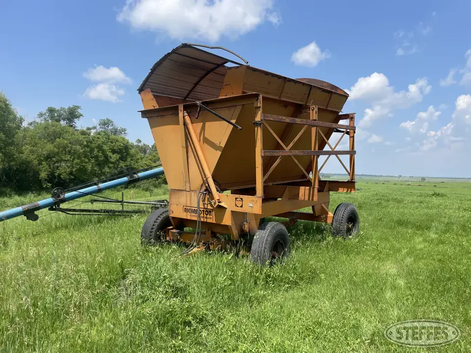 Richardton Dump Cart