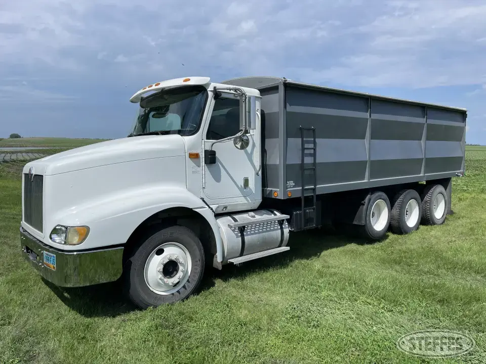 2004 IHC 9200 Tri-Axle Boxed Truck