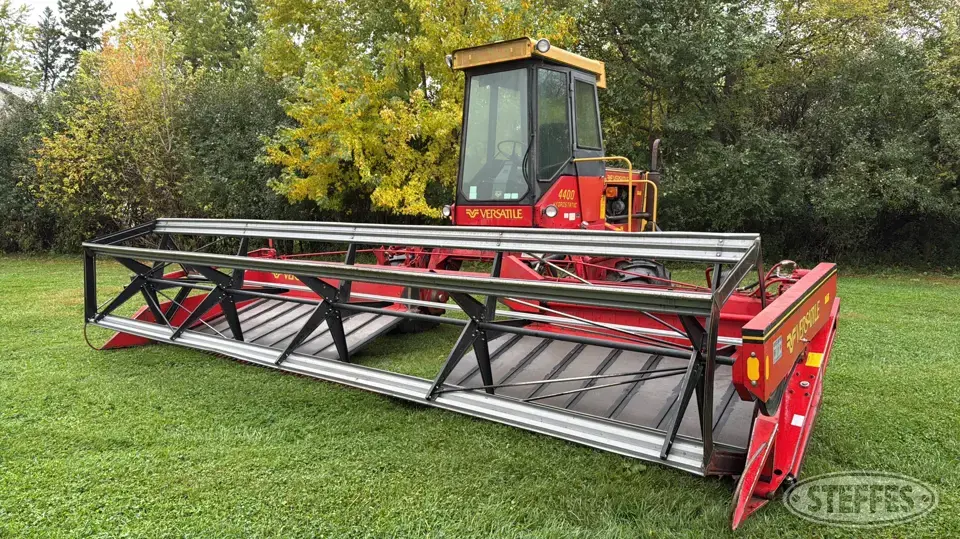 1982 Versatile 4400 Self-Propelled Swather