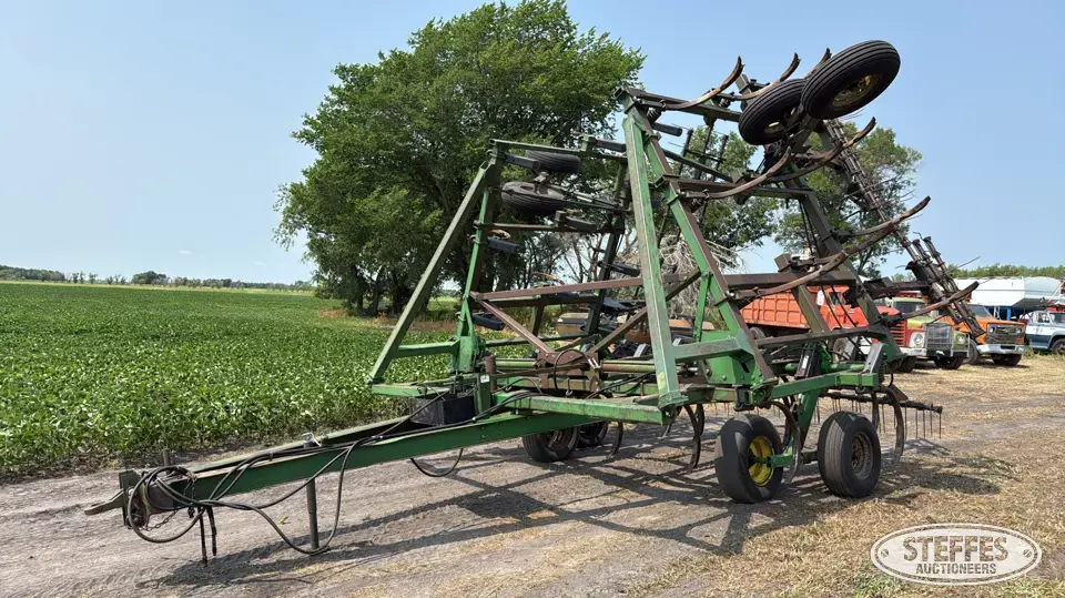 John Deere 610 Chisel Plow