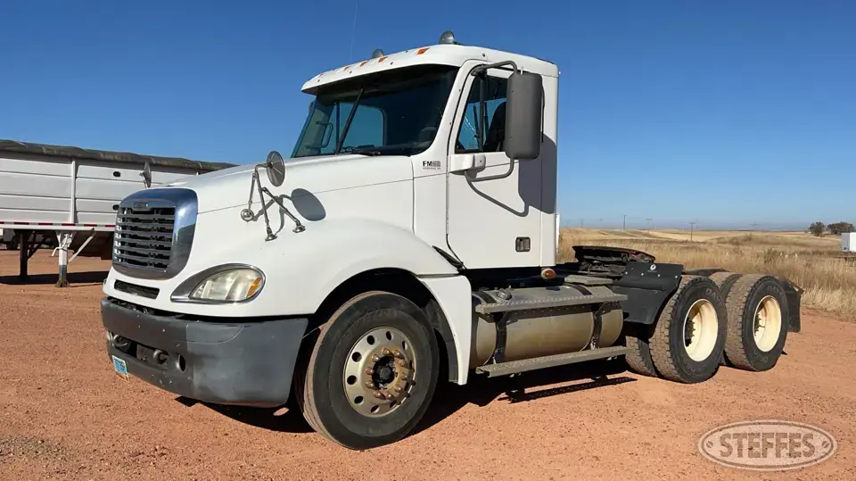 2007 Freightliner Columbia Conventional Truck without Sleeper