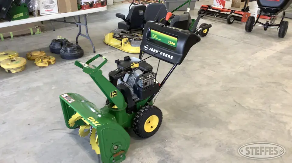 2000 John Deere 724D Self-Propelled Snowblower