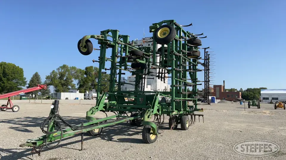 John Deere 2200 Field Cultivator