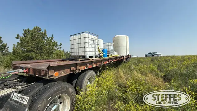 Tandem axle flatbed spray trailer