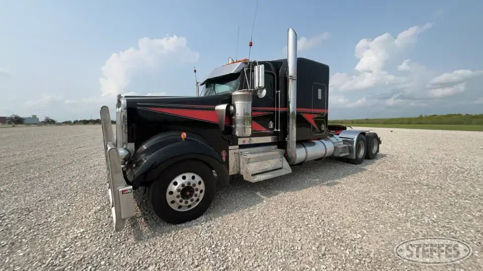 2005 Kenworth W900L Conventional Truck with Sleeper