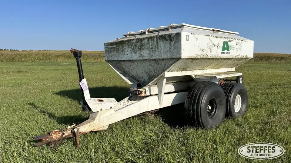 Pull-type tandem axle dry spreader Pull-Type Dry Spreader