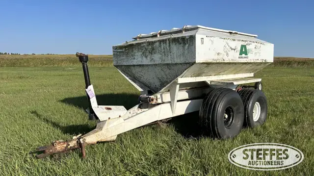 Pull-type tandem axle dry spreader