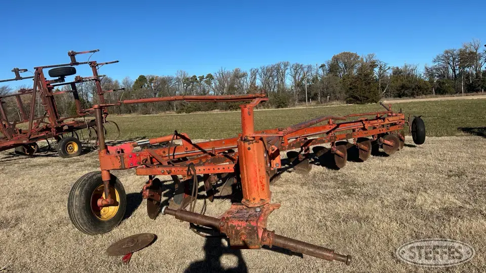 Massey Ferguson 880 Plow