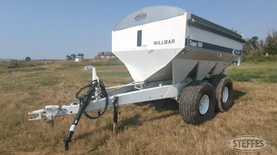 Willmar Super 800 Pull-Type Dry Spreader