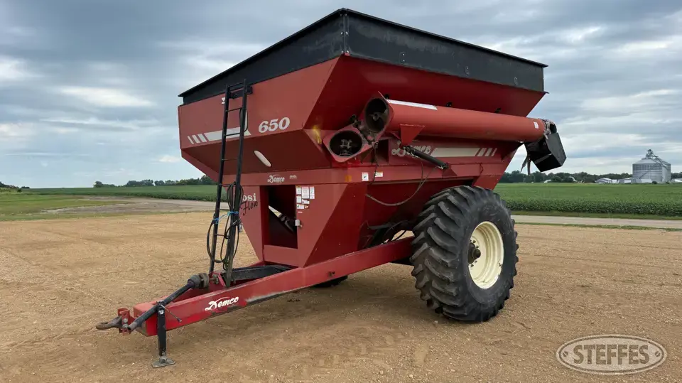 1997 Demco 650 Grain Cart