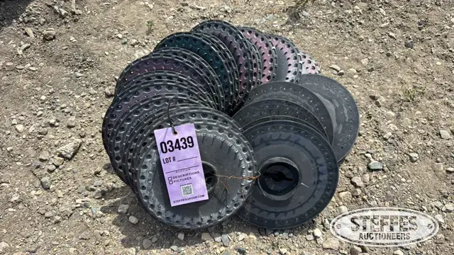 (22) John Deere std. corn plates