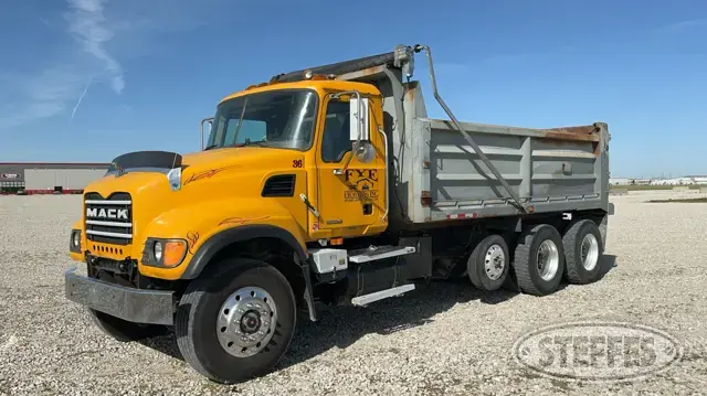 2004 Mack CV700