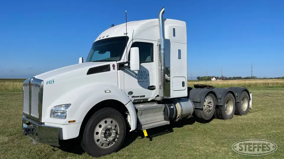 2015 Kenworth T880 Conventional Truck with Sleeper