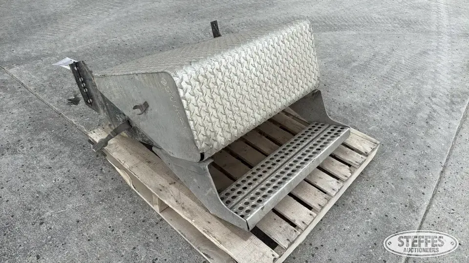 Freightliner battery box step Truck-Trailer Part