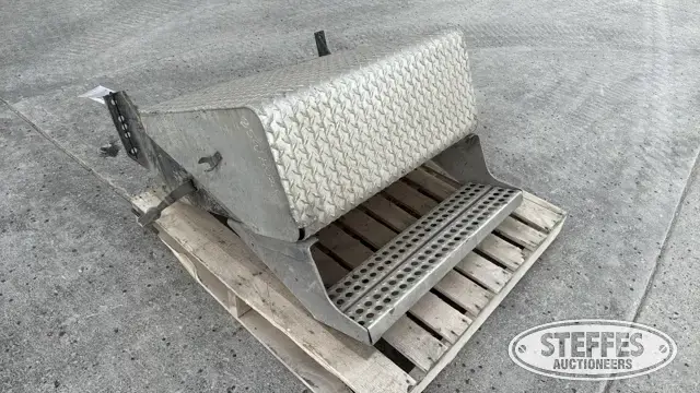 Freightliner battery box step