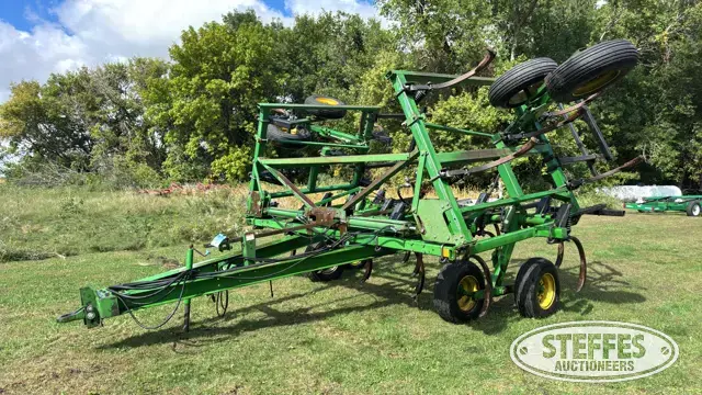 John Deere chisel plow