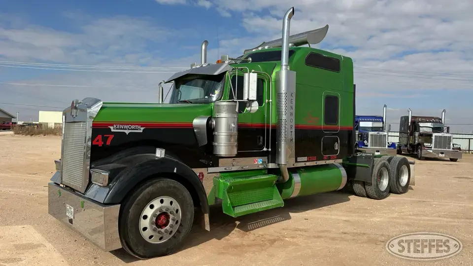 2004 Kenworth W900 Conventional Truck with Sleeper