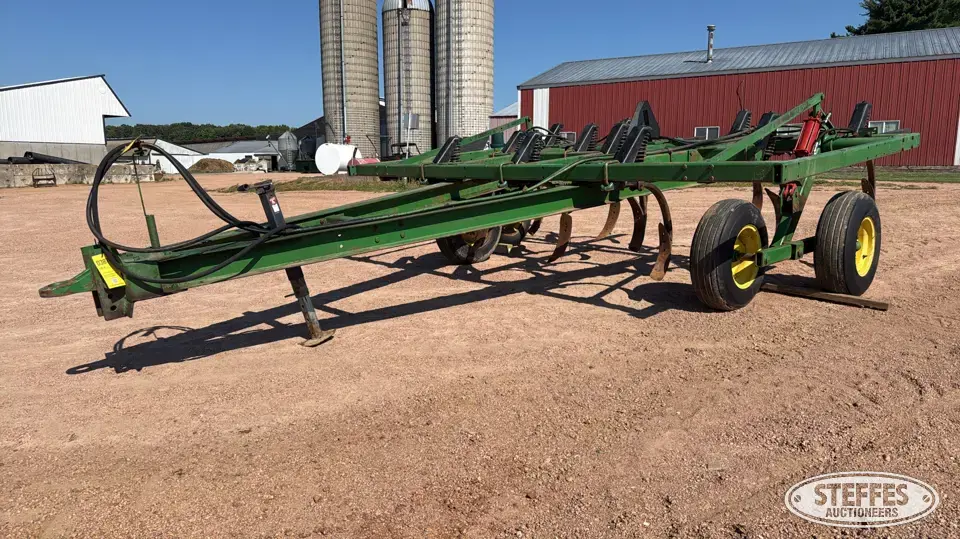 John Deere 610 Chisel Plow