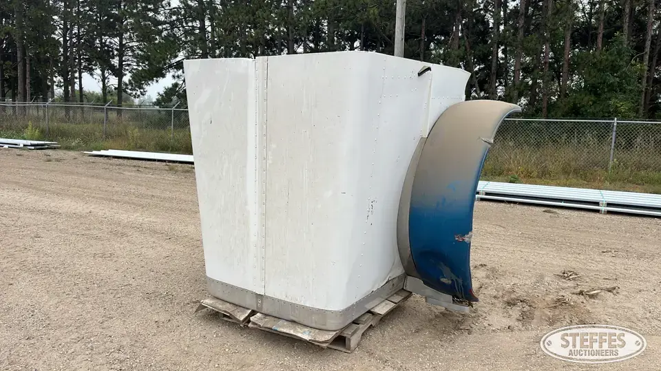 Peterbilt 379 ext. hood Truck-Trailer Part