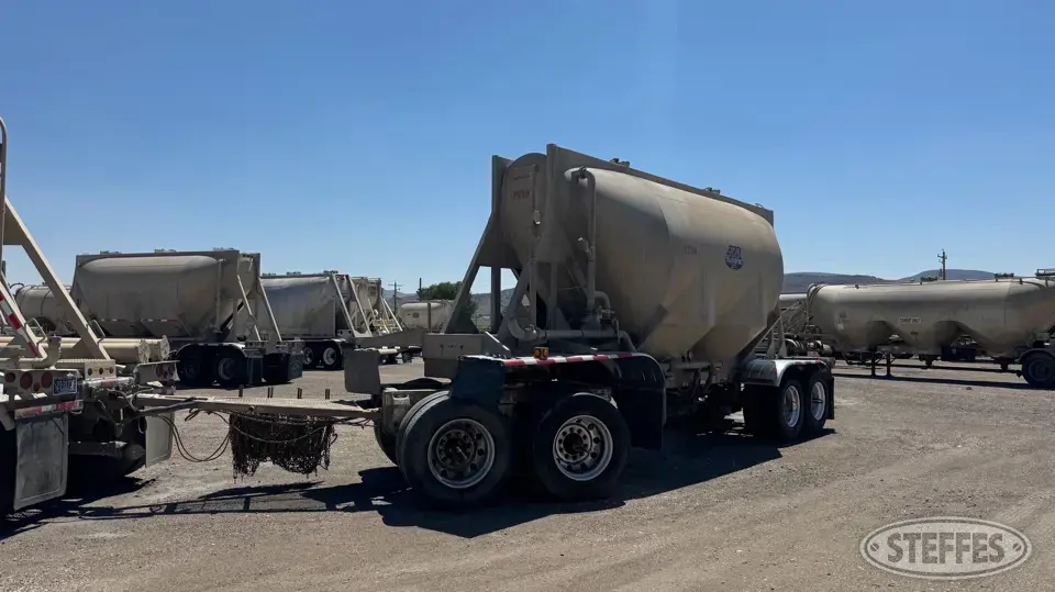 1994 Heil 905 cu. ft. Pneumatic Trailer