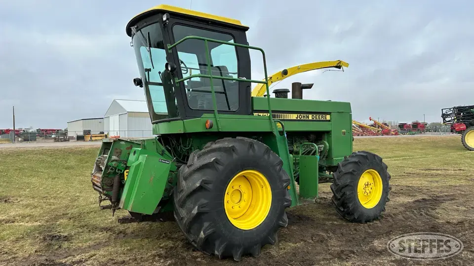 1984 John Deere 5720 Self-Propelled Harvester