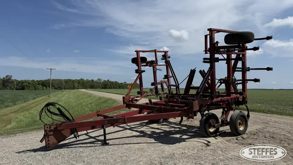 International 5500 Chisel Plow