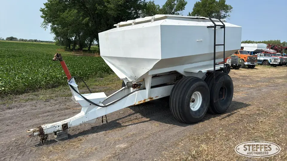 Mobility pull-type tandem axle dry spreader Pull-Type Dry Spreader