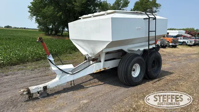 Mobility pull-type tandem axle dry spreader