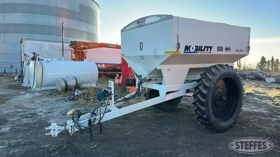 Mobility 800 Pull-Type Dry Spreader
