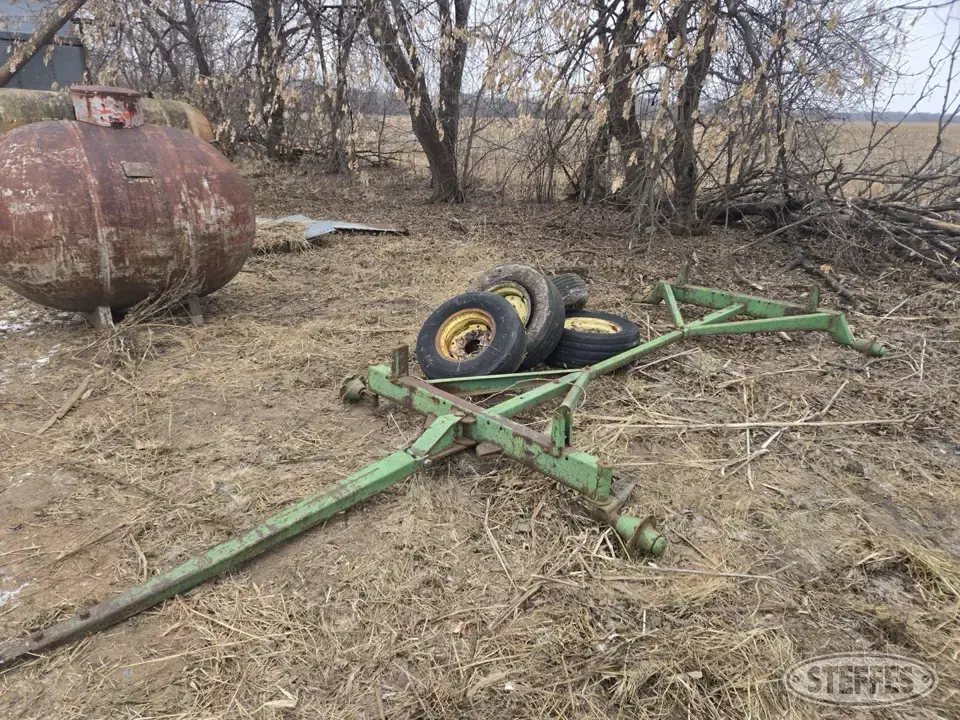 John Deere 1065 Farm Support Item
