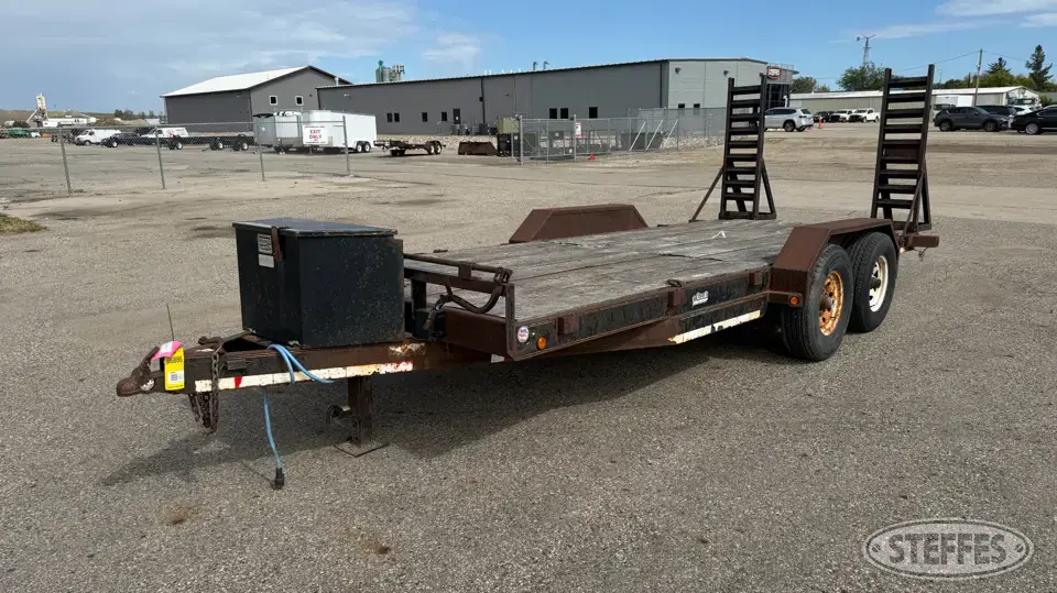 2004 Load Trail tandem axle equipment trailer Flatbed Trailer